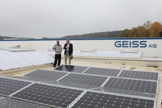 Auf dem Dach der Produktionshalle in Sesslach ereugt der Maschinenbauer günstigen Sonnenstrom (Foto: IBC Solar) Hier sehen Sie die Solarmodule auf der Produktionshalle der GEISS AG (Foto: IBC Solar)
