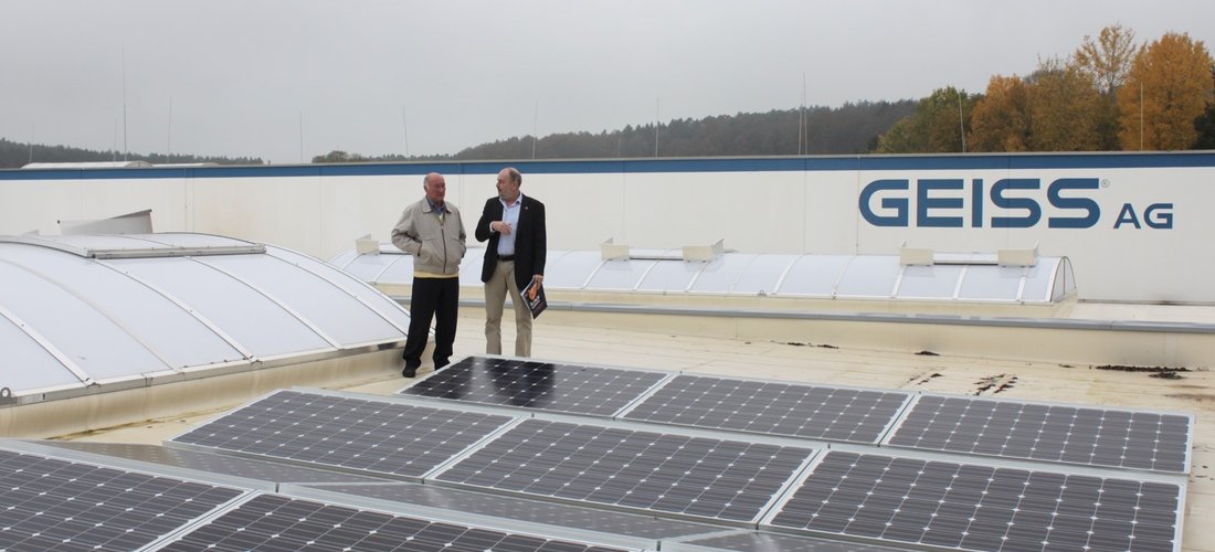 Hier sehen Sie die Solarmodule auf der Produktionshalle der GEISS AG (Foto: IBC Solar)