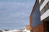 Blick auf die Photovoltaik-Fassade des Speicher7 in Mannheim (Foto: phovo.de)