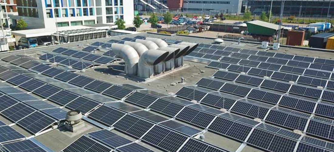 Auf dem Dach des Kantinengebäudes der Stadtwerke Kiel erzeugen 340 PV-Module Strom aus Solarenergie. (Foto: Stadtwerke Kiel AG)