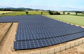 Hier sehen Sie die PV-Anlage in Neusitz an der A7 (Foto: IBC Solar)