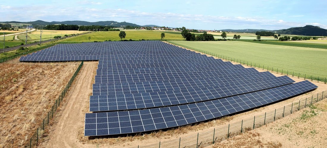 Hier sehen Sie die PV-Anlage in Neusitz an der A7 (Foto: IBC Solar)