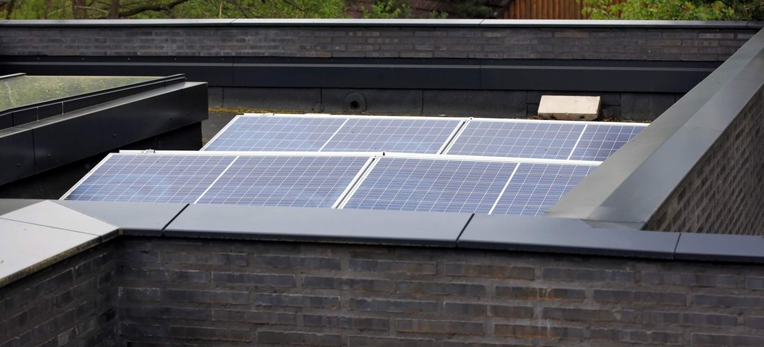 Die optimale Ausrichtung der PV-Anlage auf dem Flachdach in Celle gewährleistet einen hohen Stromertrag und umweltfreundliche Versorgung der Wärmepumpe. (Foto: Florian Arp für STIEBEL ELTRON)