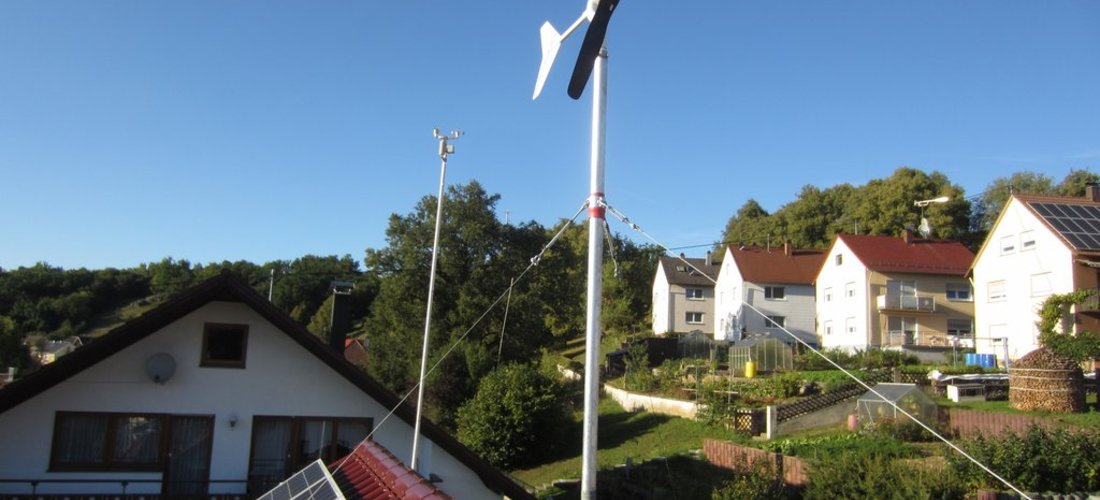 Wind- und Solaranlage auf dem Hausdach von Manfred Lehner in Westerstetten (Foto: Manfred Lehner)