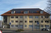 Hier sehen Sie das neue Rathaus in Wernigerode mit Solarzellen auf dem Dach (Foto: Katja Bröker/Stadtwerke Wernigerode GmbH)