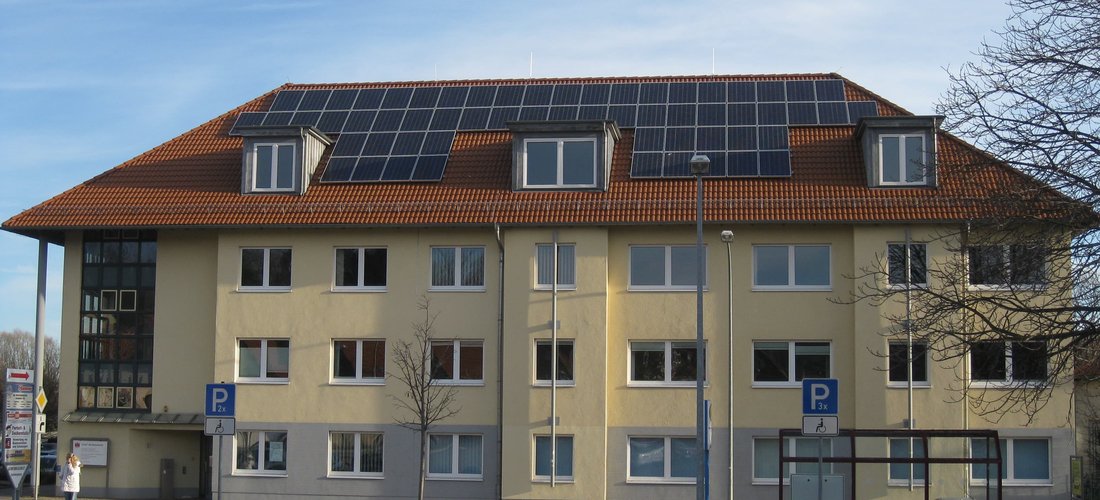 Hier sehen Sie das neue Rathaus in Wernigerode mit Solarzellen auf dem Dach (Foto: Katja Bröker/Stadtwerke Wernigerode GmbH)