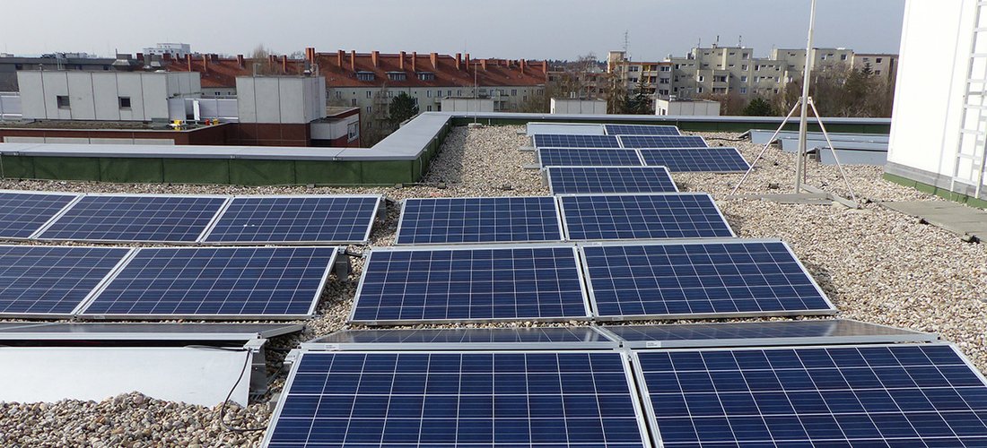 Auf dem Dach der Berliner Schule wurden Solarmodule montiert (Foto: Energiegewinner eG)