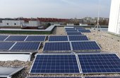 Auf dem Dach der Berliner Schule wurden Solarmodule montiert (Foto: Energiegewinner eG)