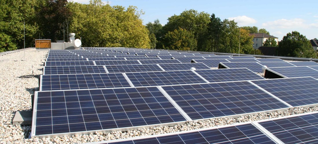 Hier sehen Sie die Solarmodule auf dem Dach des Franz Hotels in Essen (Foto: Franz Sales Haus)