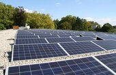 Hier sehen Sie die Solarmodule auf dem Dach des Franz Hotels in Essen (Foto: Franz Sales Haus)