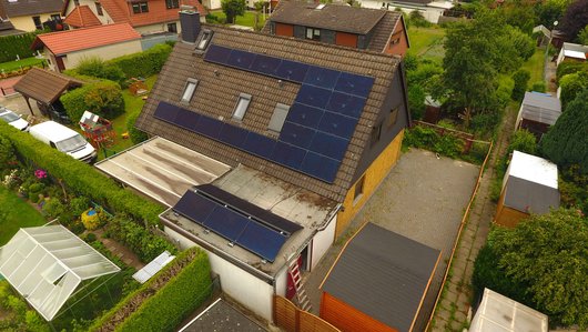 Luftbild der fertig installierten Photovoltaik-Anlage in Bremen (Foto: Powertrust)