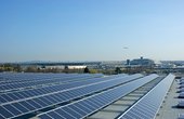 Hier sehen sie die PV-Anlage auf dem Flughafen in Köln/Bonn (Foto: Köln Bonn Airport)