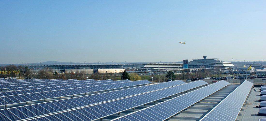 Hier sehen sie die PV-Anlage auf dem Flughafen in Köln/Bonn (Foto: Köln Bonn Airport)