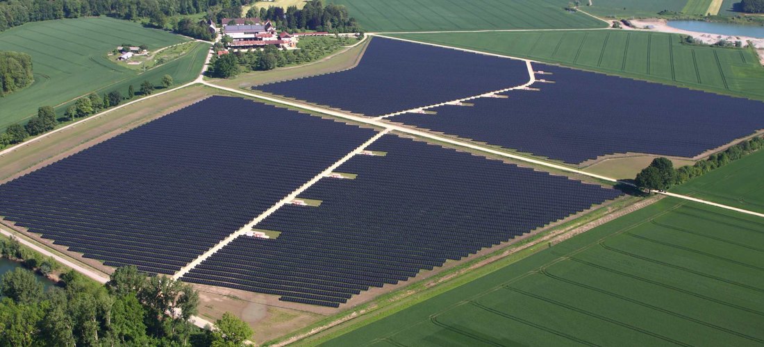 Hier sehen Sie eine Luftaufnahme des Solarparks Helmeringen (Foto: SWM/Gehrlicher Solar AG)