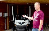 Elektrisch mobil mit eigenem Strom: Bastian Reitmeyer vor seinem Twizy. Foto: E3/DC