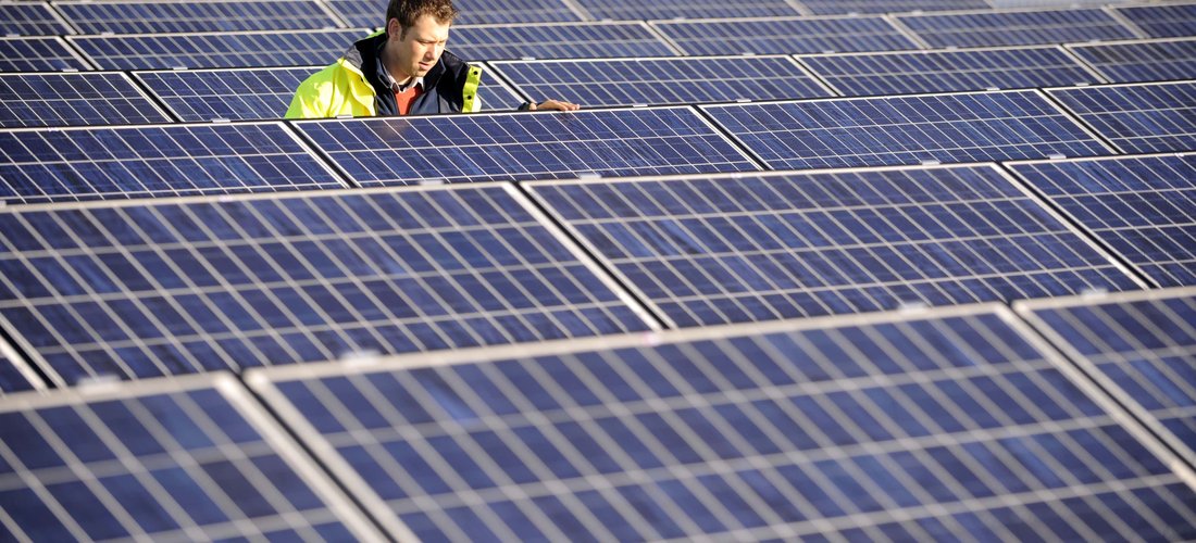 Hier sehen Sie die Solarmodule im Solarpark Tuningen (Foto: EnBW)