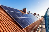 Hier sehen die Solaranlagen auf den Dächern der Mehrparteienhäuser in Burg