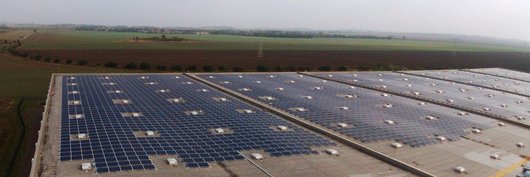 Das Logistikzentrum und die PV-Module (Foto: IBC Solar) Solaranlage in Landsberg bei Halle (Foto: IBC Solar)