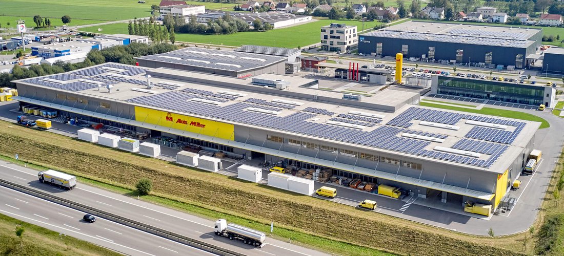 Eine Solaranlage versorgt die CO2-neutrale Green Factory der Alois Müller Gruppe in Ungerhausen (Landkreis Unterallgäu) (Foto: Ingo Jensen/Alois Müller)