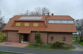 Haus Vinke in Friedewalde in Petershagen mit der ersten Photovoltaik-Anlage aus 2000 (Foto: © Uwe Vinke)