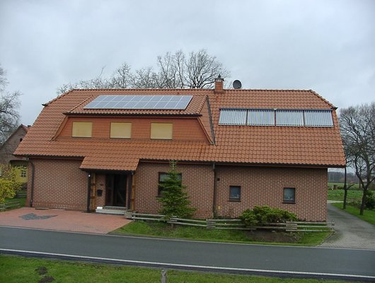 Haus Vinke in Friedewalde in Petershagen mit der ersten Photovoltaik-Anlage aus 2000 (Foto: © Uwe Vinke) Haus Vinke in Friedewalde in Petershagen mit der ersten Photovoltaik-Anlage aus 2000 (Foto: © Uwe Vinke)