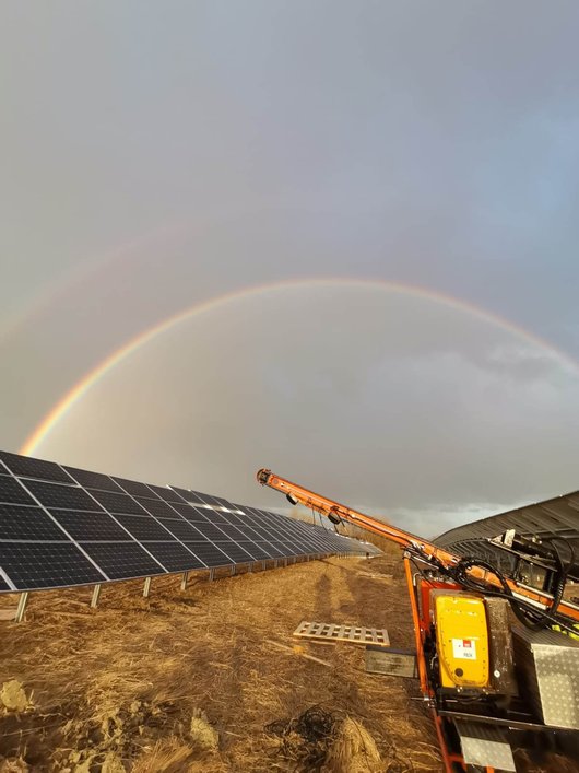 Bau der Photovoltaik-Anlage auf einer alten Deponiefläche bei Gröningen im Kreis Börde in Sachsen-Anhalt. (Foto: WI Energy GmbH) Bau der Photovoltaik-Anlage auf einer alten Deponiefläche bei Gröningen im Kreis Börde in Sachsen-Anhalt. (Foto: WI Energy GmbH)