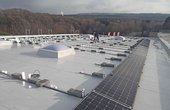 Montage der Solarmodule auf dem Möbelhaus-Dach in Morbach (Foto: WI Energy GmbH)
