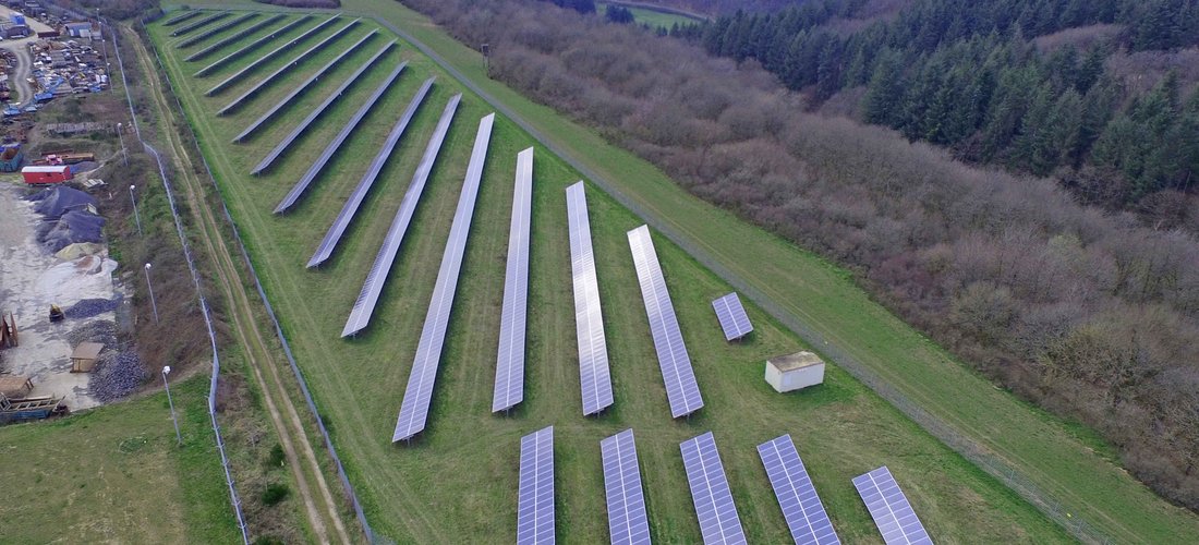 Teil des Solarparks Hontheim aus der Vogelperspektive (Foto: WI Energy GmbH)