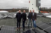 Mehr Sonnenstrom vom Nettebad-Dach: (V.l.) Wolfgang Hermle (Stadtwerke-Bäderchef), Christoph Hüls (Stadtwerke-Vorstandsvorsitzender), Alois Plüster (Geschäftsführer SunConcept), und Sven Kiesow (Stadtwerke-Solarprojektleiter). Foto: Stadtwerke Osnabrück