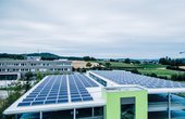 Photovoltaikanlage auf dem Dach des Parkdeck der Klima Arena Sinsheim (Foto: KlimaArena - SimonHofmann / Copyright: Simon Hofmann)