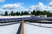 Für die Befestigung der Module kam eine Individuallösung zum Einsatz. Ein limitierender Faktor waren vorhandene Stahlträger. Diese verlaufen strahlenförmig auf dem halbrunden Dach des Autohauses und sollten nicht angebohrt werden. Foto: IBC Solar