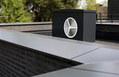 Die individuell verkleidete Luft/Wasser-Wärmepumpe WPL 25 A ist schalloptimiert aufgestellt. Die Wärmepumpenregelung steigert den Eigenverbrauch von erzeugtem Solarstrom. (Foto: Florian Arp für STIEBEL ELTRON)