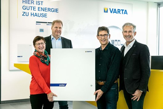 Glückliche Gewinner: Das Ehepaar Glöckner freut sich über ihren neuen Solarstromspeicher VARTA pulse 3. Foto: VARTA Storage Glückliche Gewinner: Das Ehepaar Glöckner freut sich über ihren neuen Solarstromspeicher VARTA pulse 3. Foto: VARTA Storage