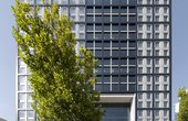 Konzernzentrale „The Cube“ in Eschborn gewinnt Energie durch eine Solaranlage (Foto: Deutsche Börse AG)