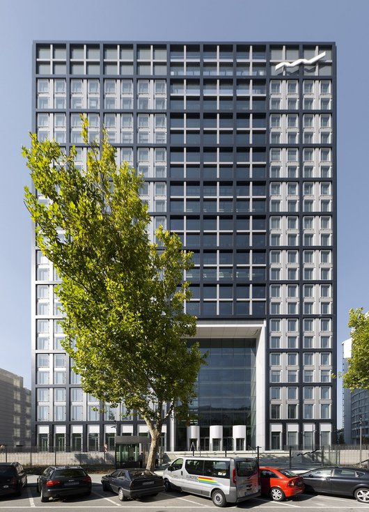 Konzernzentrale „The Cube“ in Eschborn gewinnt Energie durch eine Solaranlage (Foto: Deutsche Börse AG)