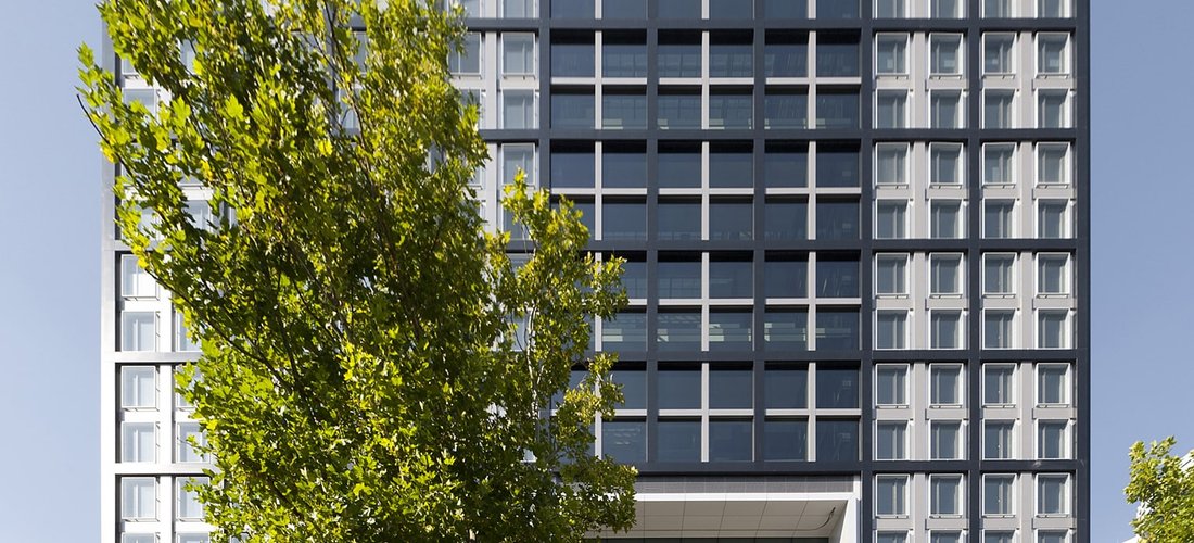 Konzernzentrale „The Cube“ in Eschborn gewinnt Energie durch eine Solaranlage (Foto: Deutsche Börse AG)