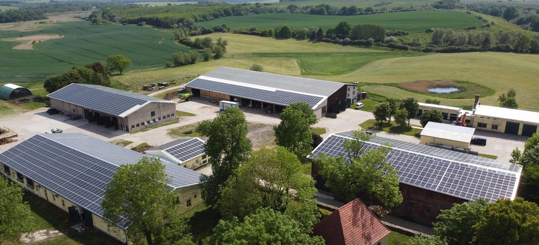 Solarmodule auf dem Bauernhof in Burg Stargrad erzeugen Solarstrom (Foto: WEMAG/Jost Broichmann)