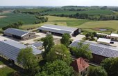 Solarmodule auf dem Bauernhof in Burg Stargrad erzeugen Solarstrom (Foto: WEMAG/Jost Broichmann)