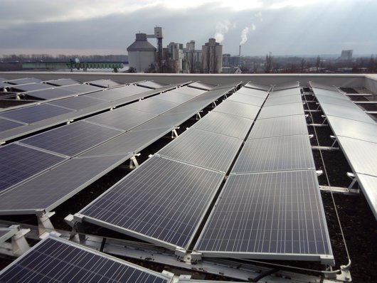 Auf dem UmweltBildungsZentrum der Stadt Mainz erzeugen Solarmodule sauberen Strom (Foto: UrStrom BürgerEnergieGenossenschaft Mainz eG)
Eine Solarstromanlage auf dem UBZ in Mainz spart Emissionen ein (Foto: UrStrom BürgerEnergieGenossenschaft Mainz eG)