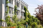 Das weltweit erste Passivhaus in Darmstadt-Kranichstein wurde 2015 um eine PV-Anlage ergänzt, die das Reihenhaus seither zum Passivhaus Plus machen. (Copyright © Peter Cook)