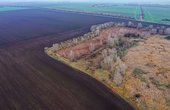 Bau der Photovoltaik-Anlage auf einer alten Deponiefläche bei Gröningen im Kreis Börde in Sachsen-Anhalt. (Foto: WI Energy GmbH)