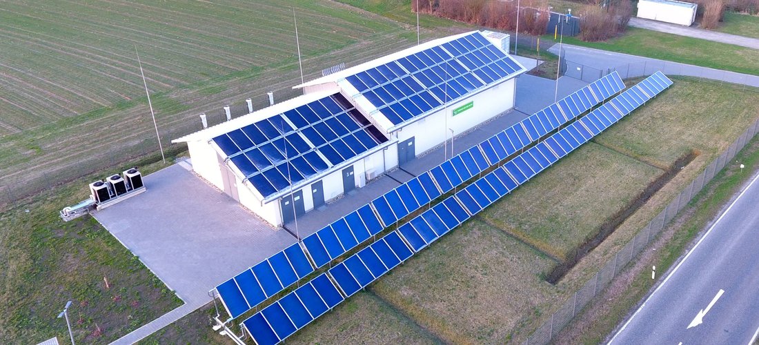 Hier sehen Sie eine Luftaufnahme der Gasdruckregelanlage mit den Solarkollektoren in Malsfeld-Ostheim (Foto: EAM GmbH Co. KG)