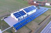 Hier sehen Sie eine Luftaufnahme der Gasdruckregelanlage mit den Solarkollektoren in Malsfeld-Ostheim (Foto: EAM GmbH Co. KG)