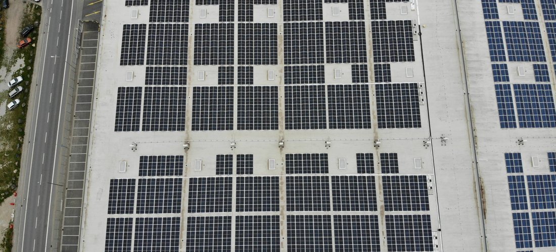 Hier sehen Sie die Solarmodule auf dem Logistikzentrum in Gernsheim am Rhein (Foto: WIRSOL Aufdach GmbH)