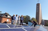 Inspizieren die Solaranlage auf dem Dach der Bistums-Kita St. Barbara am Westerberg: (V.l.) Dr. Wilm Heidemann (Kirchenvorstand), Sara Pohlmann (Referentin für Bauangelegenheiten in den Kirchengemeinden), Ralf Schlüter (Diözesanbaumeister und im Bistum für das Thema Klimaschutz zuständig), Eckhard Reimler (Leiter Energievertrieb bei den Stadtwerken Osnabrück) und Sven Kiesow (PV-Projektleiter bei den Stadtwerken Osnabrück). Foto: Stadtwerke Osnabrück