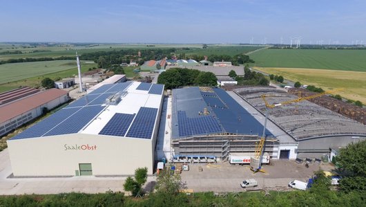 Die rund 6.700 Quadratmeter Dachfläche der Saale Obst sind nun mit einer Gesamt-PV-Leistung von 749,95kWp ausgestattet. Foto: Belectric Die rund 6.700 Quadratmeter Dachfläche der Saale Obst sind nun mit einer Gesamt-PV-Leistung von 749,95kWp ausgestattet. Foto: Belectric