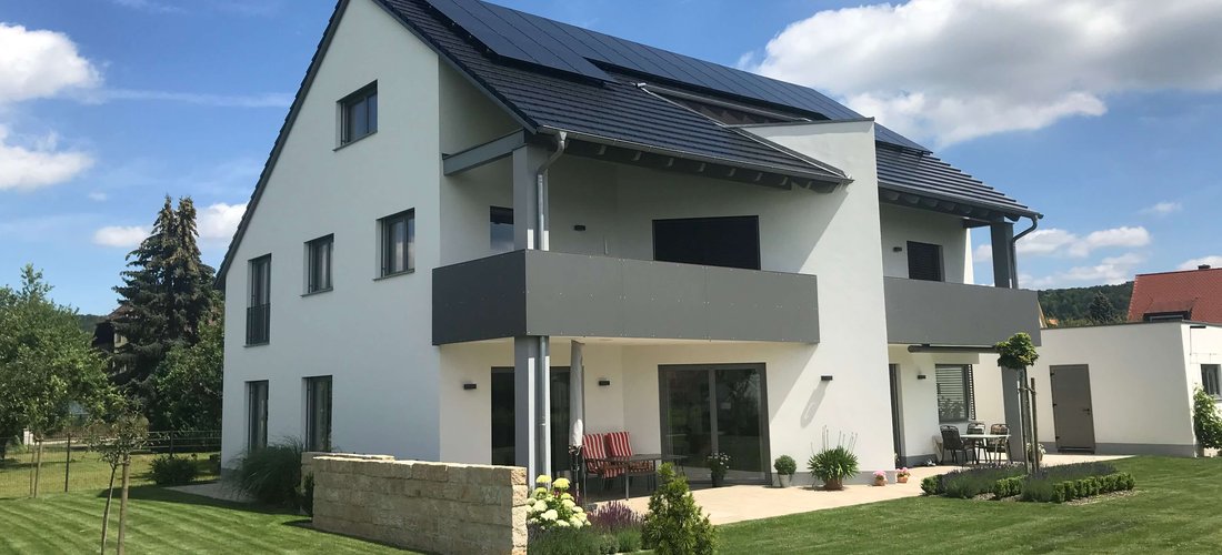 Bei Bayreuth versorgt eine Photovoltaik-Anlage eine Wärmepumpe und ein Elektroauto (Foto: Gerhard Popp)