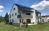 Bei Bayreuth versorgt eine Photovoltaik-Anlage eine Wärmepumpe und ein Elektroauto (Foto: Gerhard Popp)