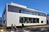 Hier sehen Sie die PV-Fassade des Fraunhofer-Instituts in Freiburg (Foto: © Fraunhofer ISE)