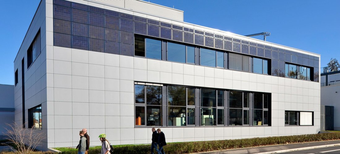 Hier sehen Sie die PV-Fassade des Fraunhofer-Instituts in Freiburg (Foto: © Fraunhofer ISE)